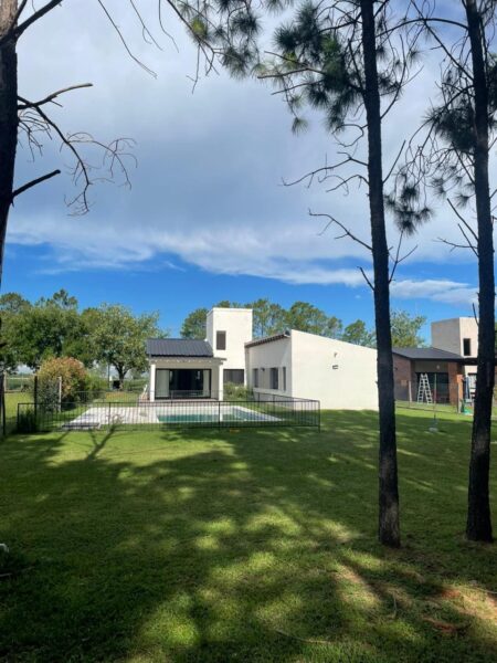 Residencia con amplio parque en Chacras de la Villa