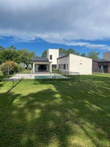 Residencia con amplio parque en Chacras de la Villa