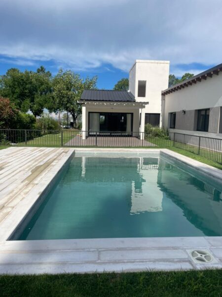 Residencia con amplio parque en Chacras de la Villa