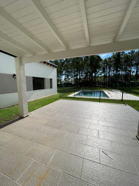Residencia con amplio parque en Chacras de la Villa