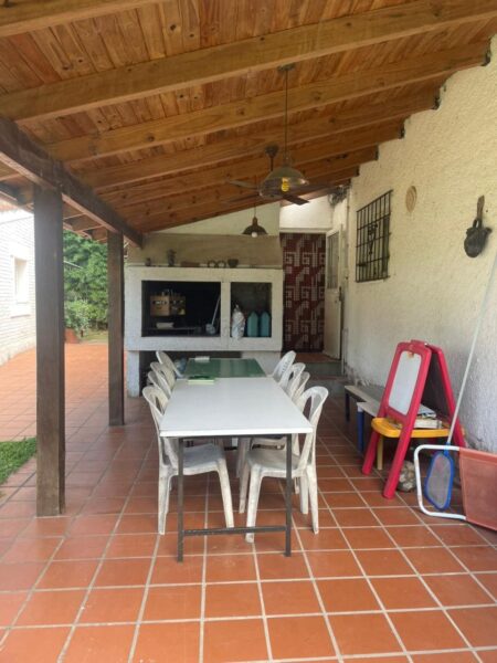 Casa con pileta y 1.650 m² de parque en Unquillo