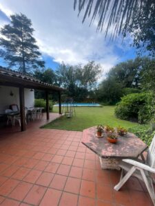 Casa con pileta y 1.650 m² de parque en Unquillo