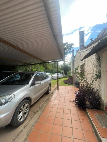 Casa con pileta y 1.650 m² de parque en Unquillo