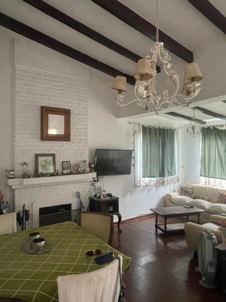 Casa con pileta y 1.650 m² de parque en Unquillo