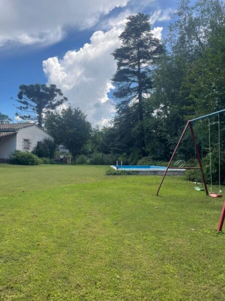 Casa con pileta y 1.650 m² de parque en Unquillo