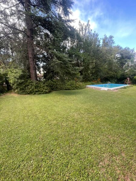 Casa con pileta y 1.650 m² de parque en Unquillo